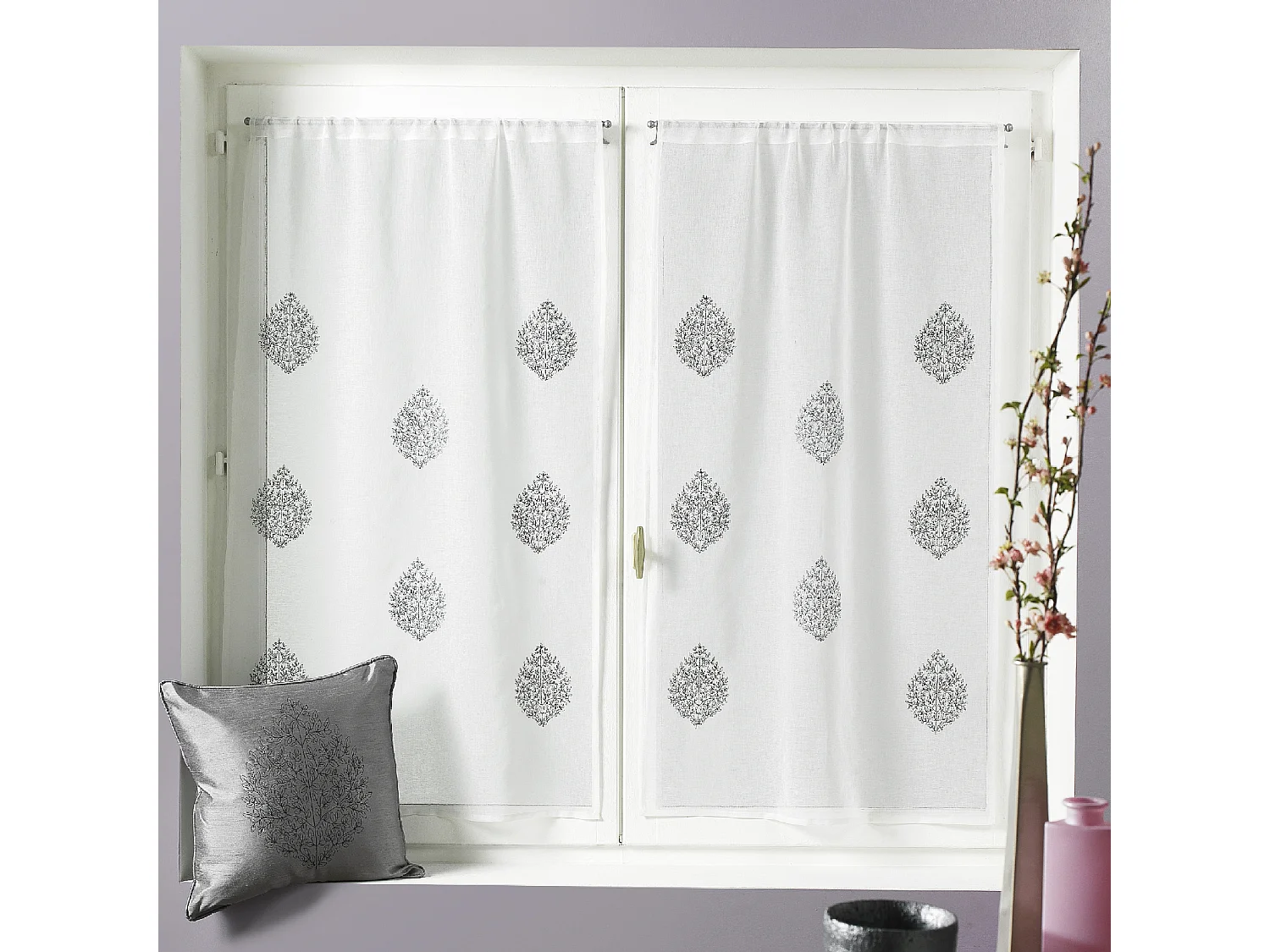 Paire de petits voilages en étamine à motifs brodés