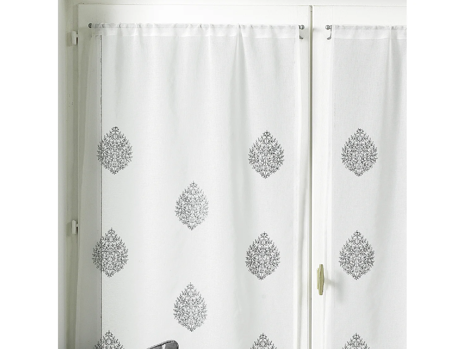 Paire de petits voilages en étamine à motifs brodés