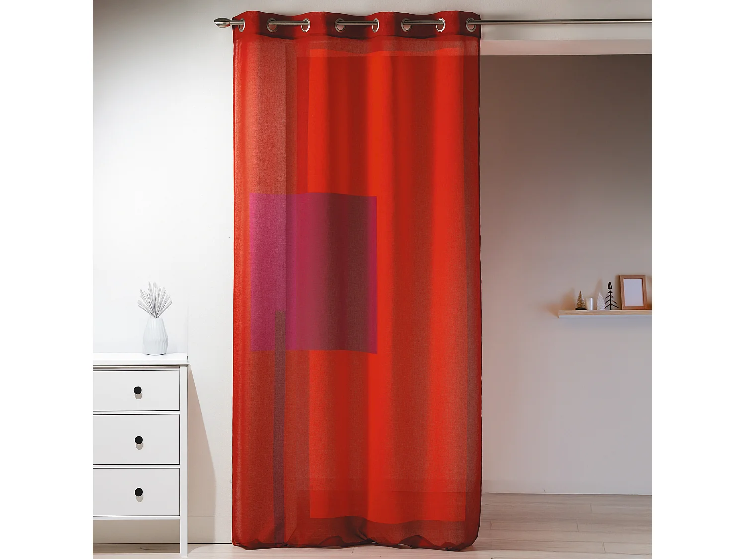 Visillo en estameña estampado con motivos gráficos