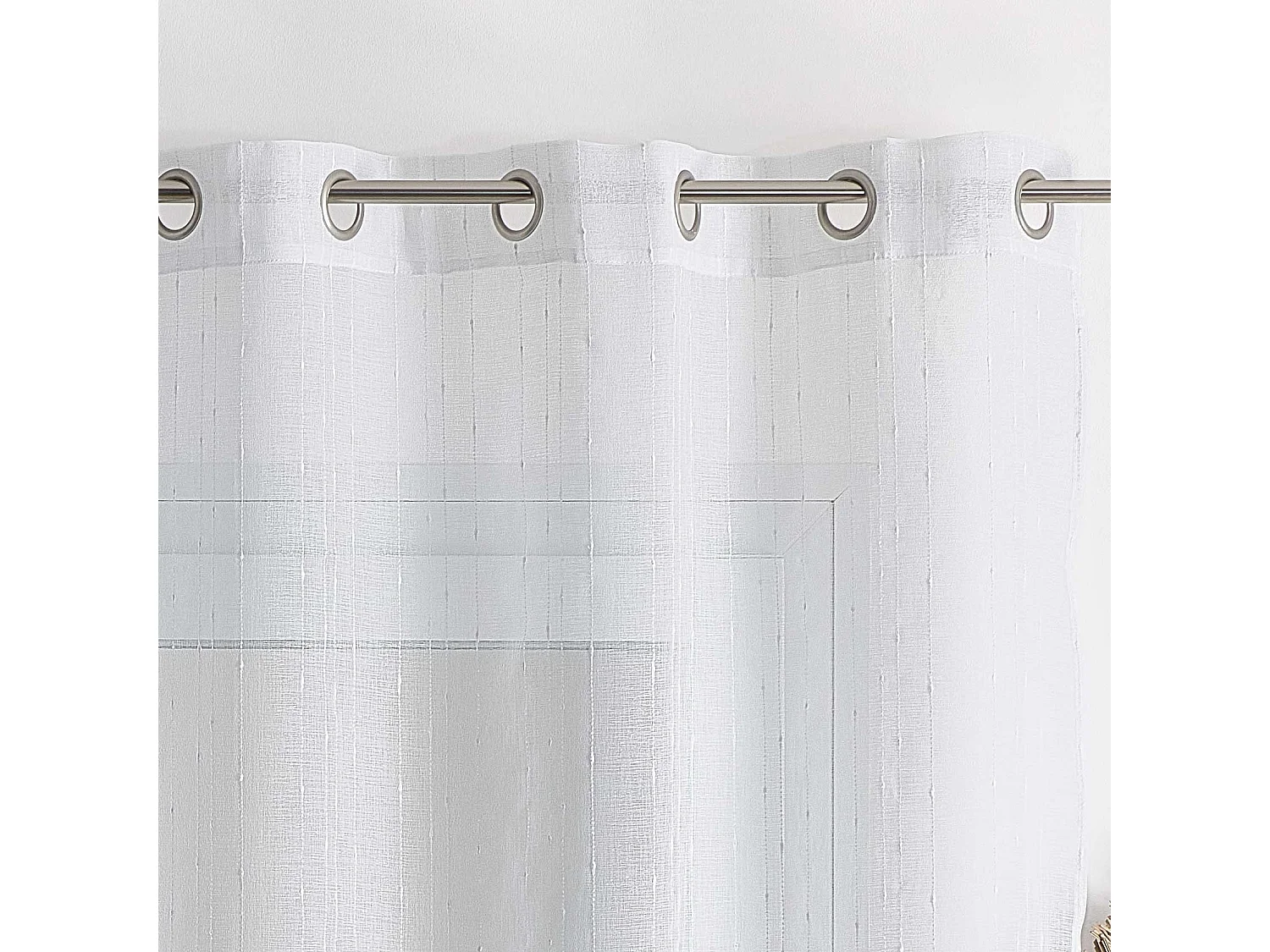 Blickdichter Vorhang mit Fantasie-Streifen.