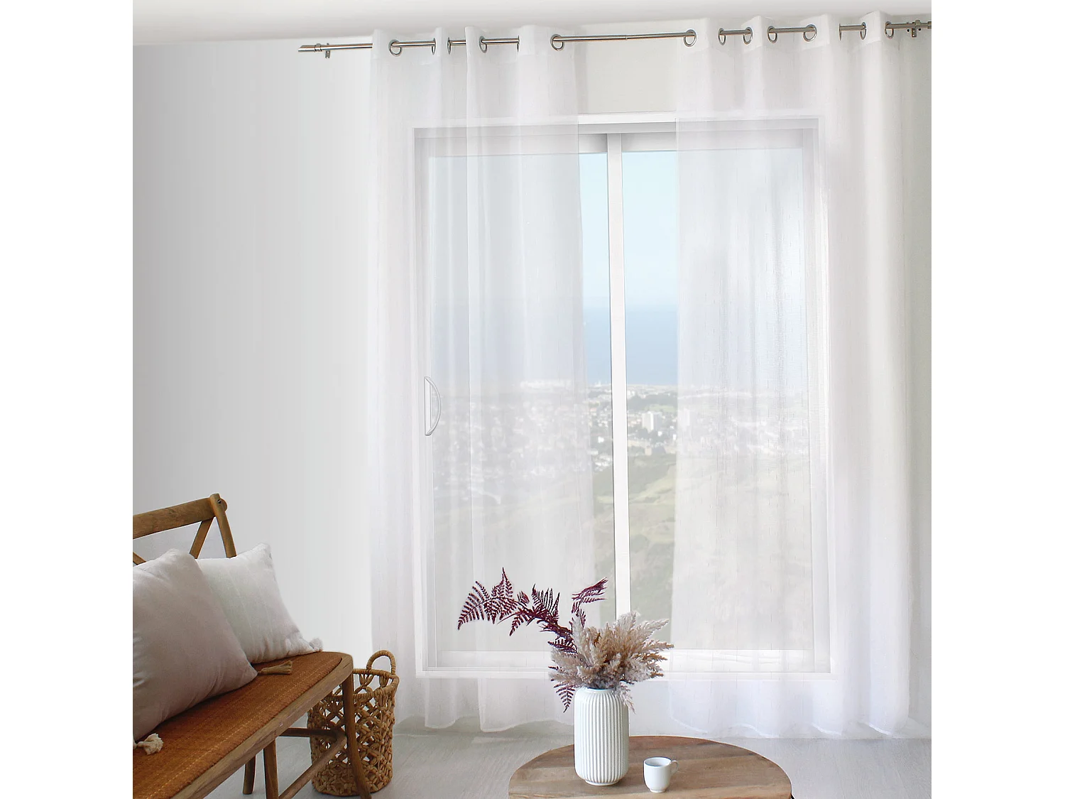 Vorhang mit gewebten silbernen Fäden