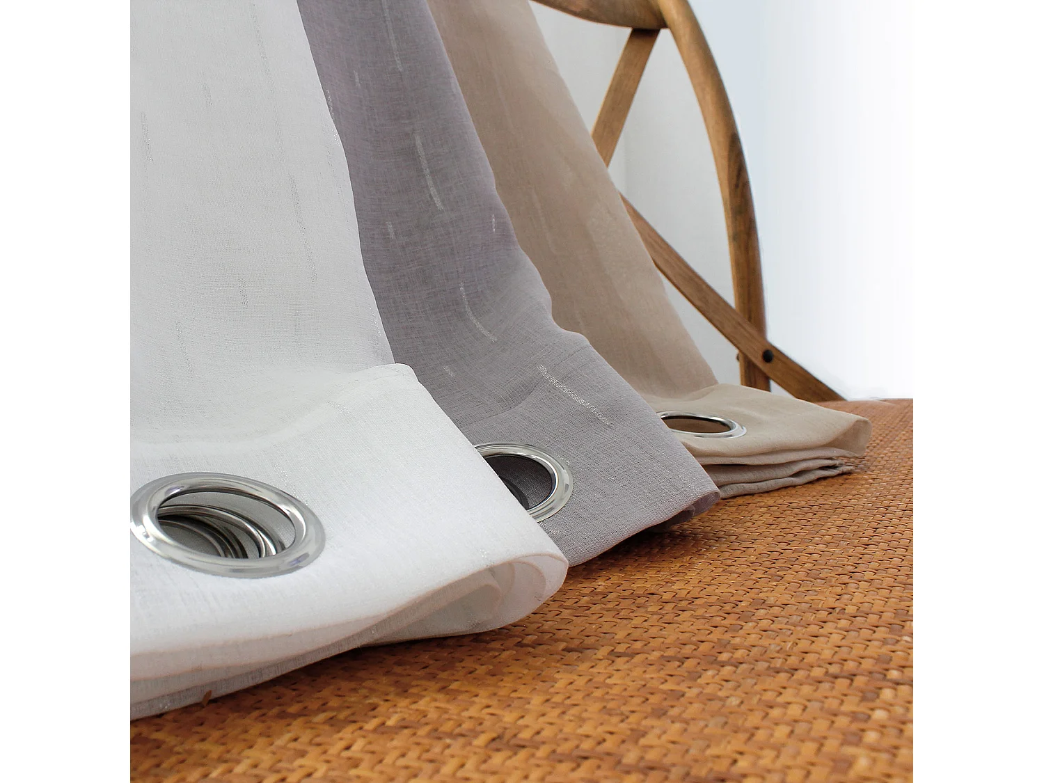 Vorhang mit gewebten silbernen Fäden