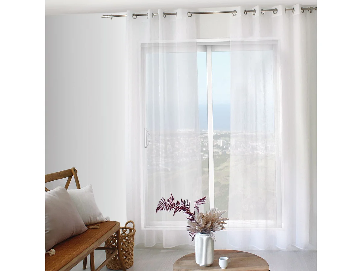 Vorhang mit gewebten silbernen Fäden