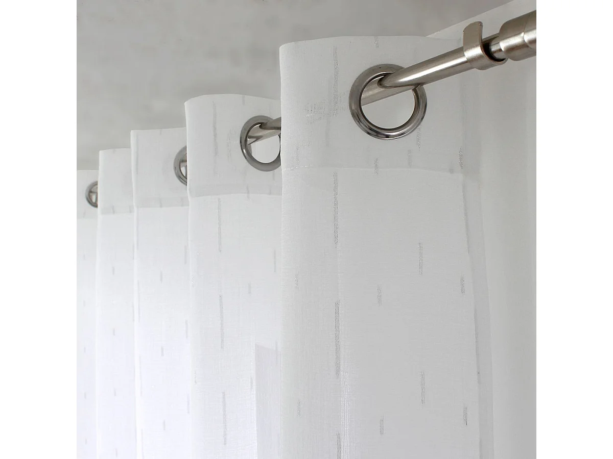 Vorhang mit gewebten silbernen Fäden