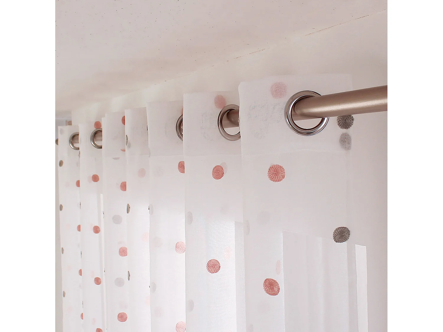 Visillo sablé bordado lunares color