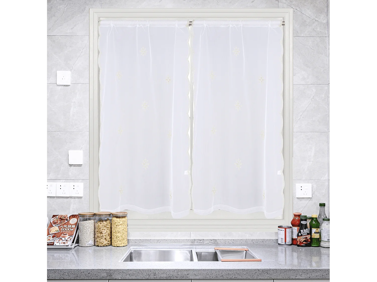 Par de cortinas blancas con motivo de copos de nieve