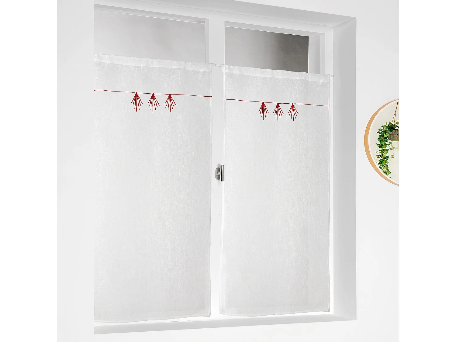 Pareja de cortinas pequeñas con estilo geométrico