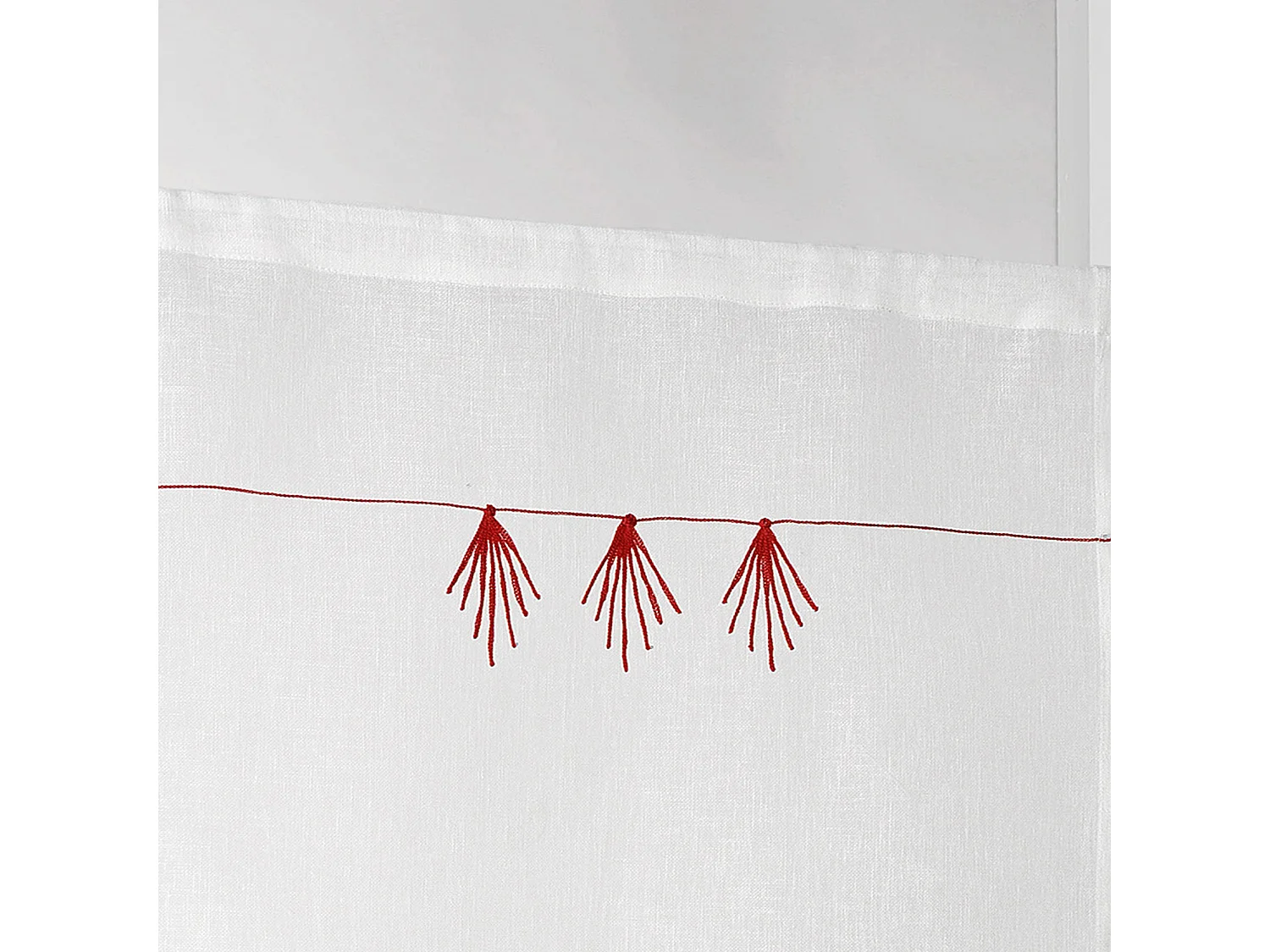 Pareja de cortinas pequeñas con estilo geométrico