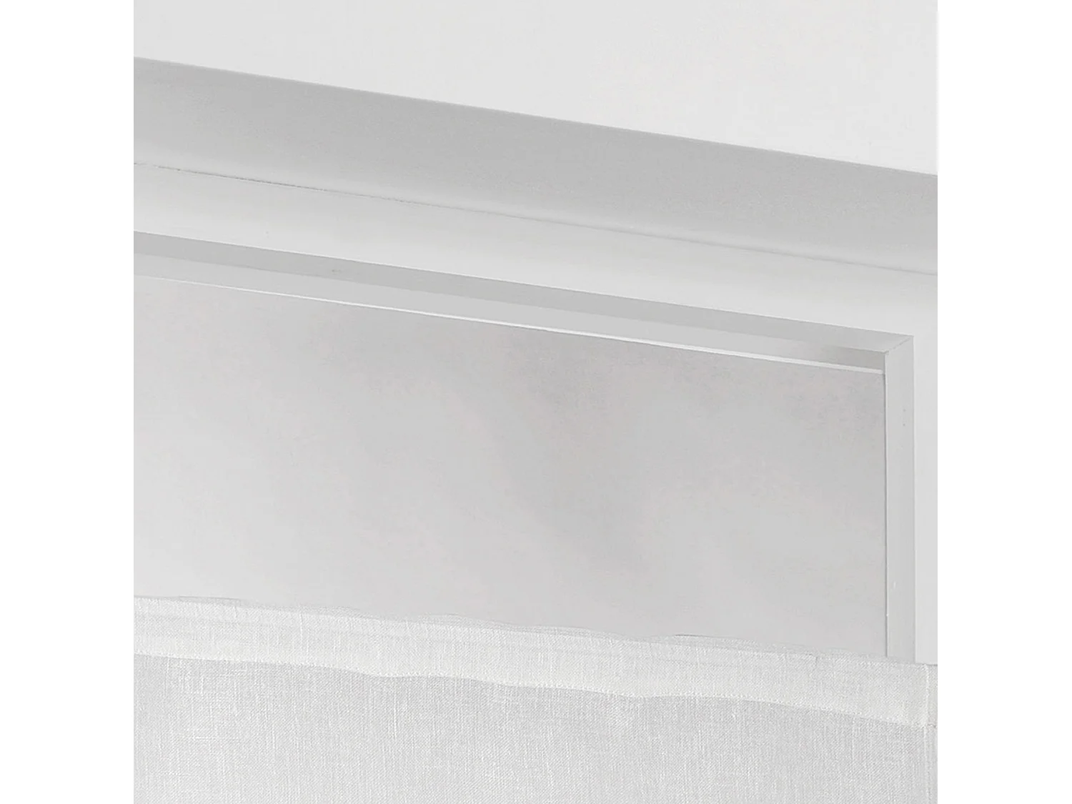 Pareja de cortinas pequeñas con estilo geométrico