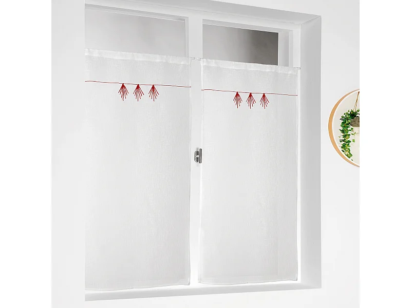 Pareja de cortinas pequeñas con estilo geométrico