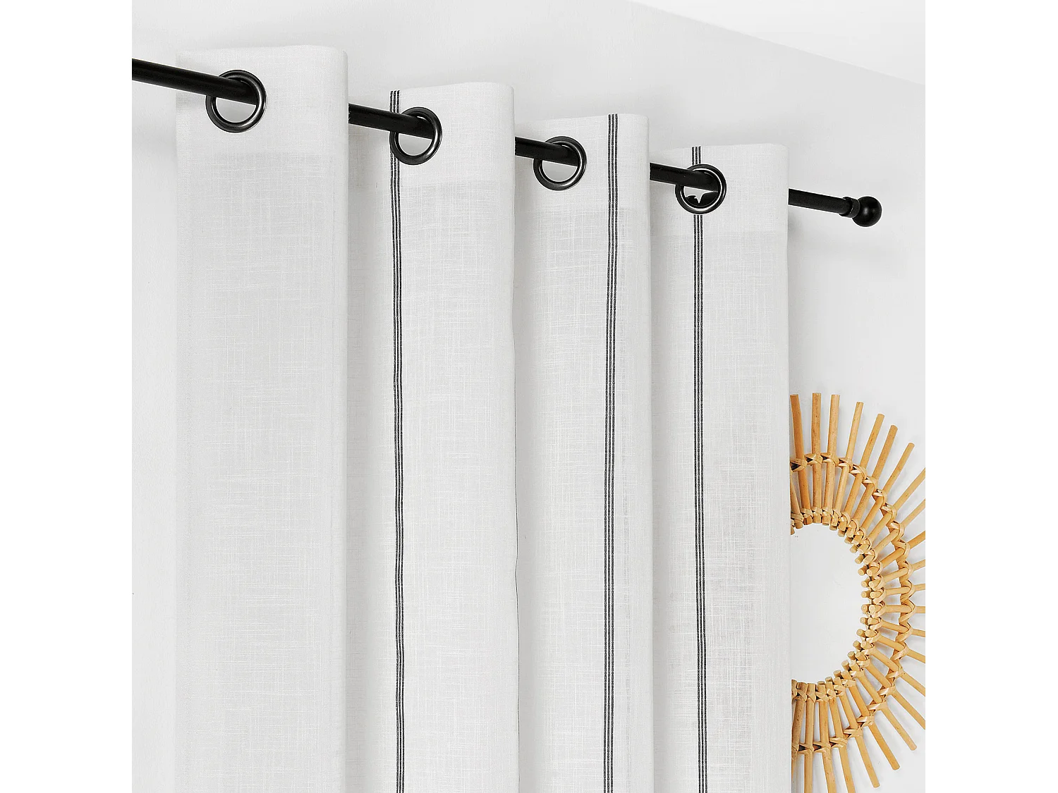 Voilage aux fines rayures noires