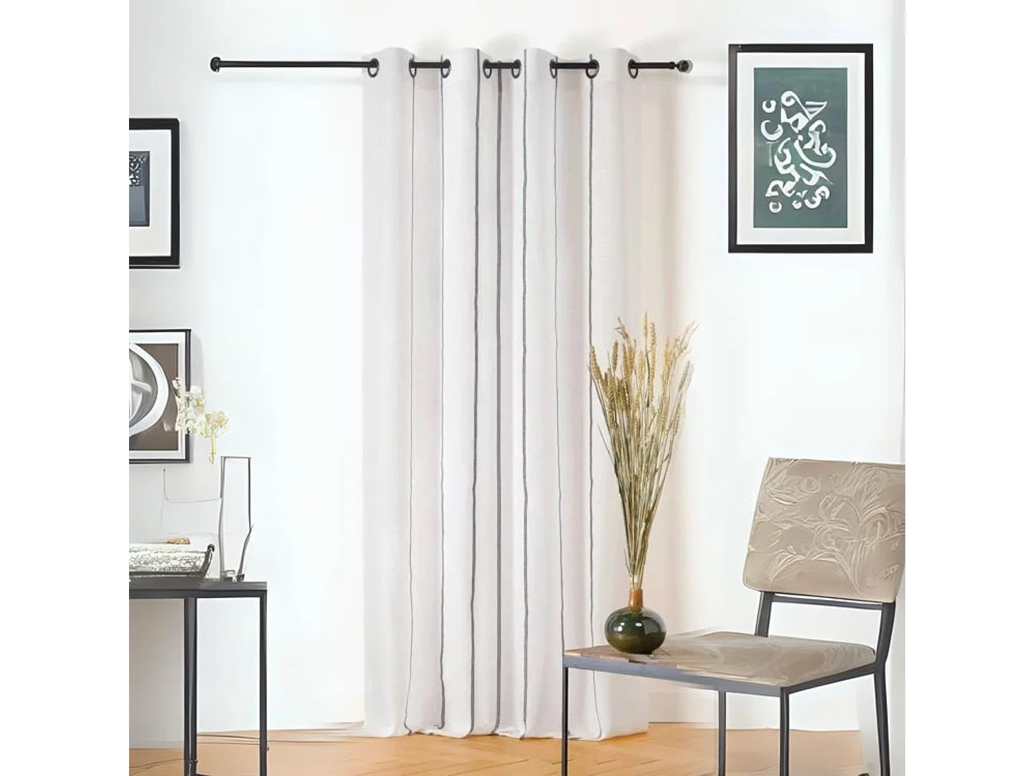 Vorhang mit feinen schwarzen Streifen