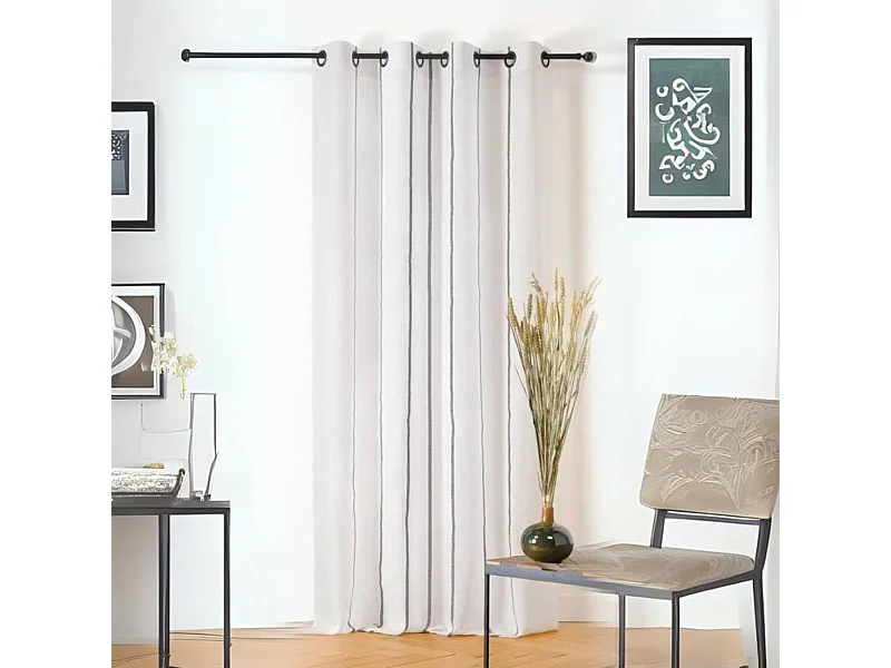 Vorhang mit feinen schwarzen Streifen