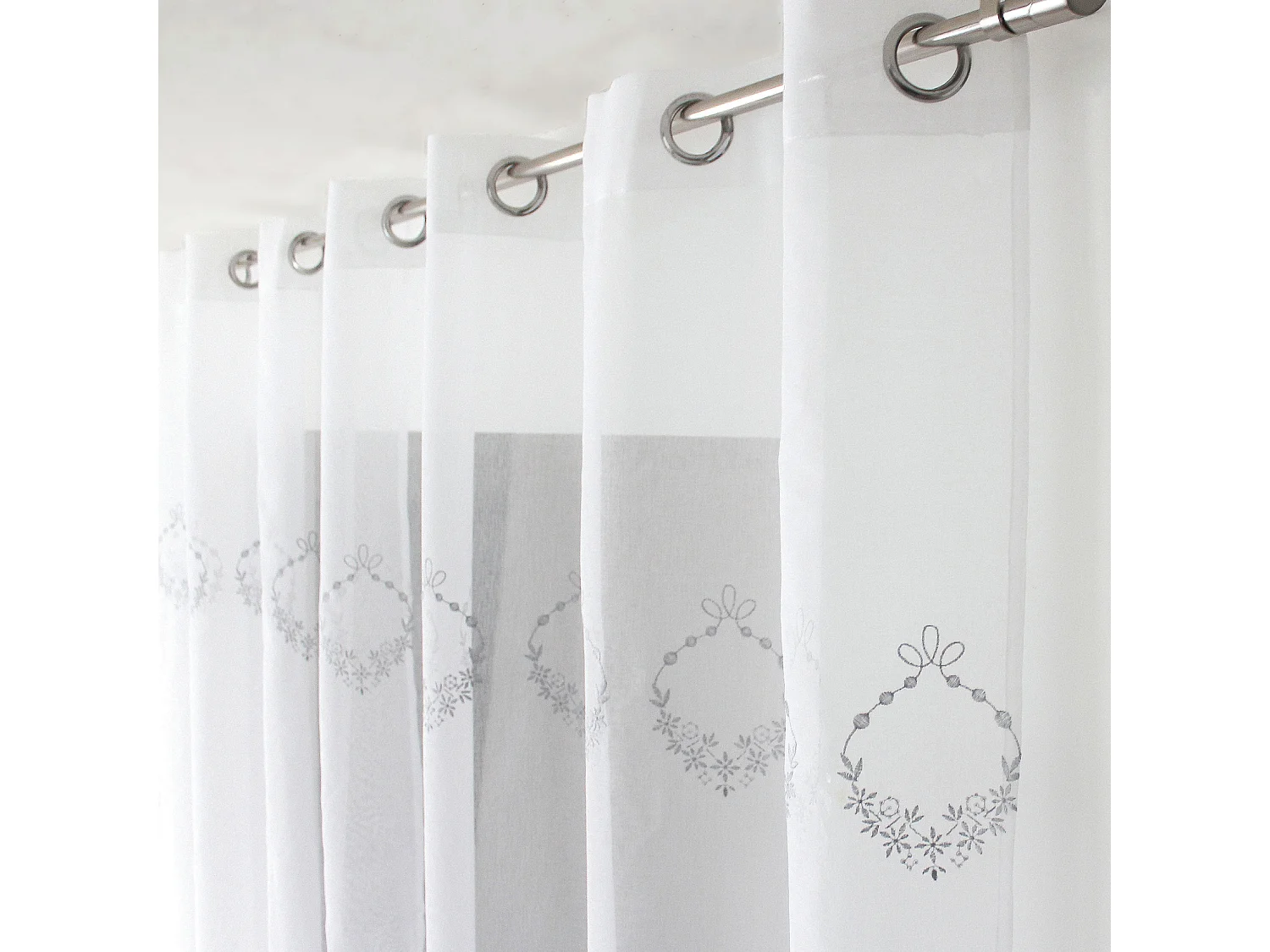 Vorhang verziert mit 3 Stickereien
