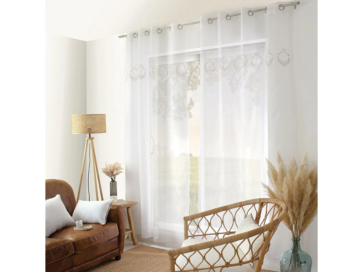 Vorhang verziert mit 3 Stickereien