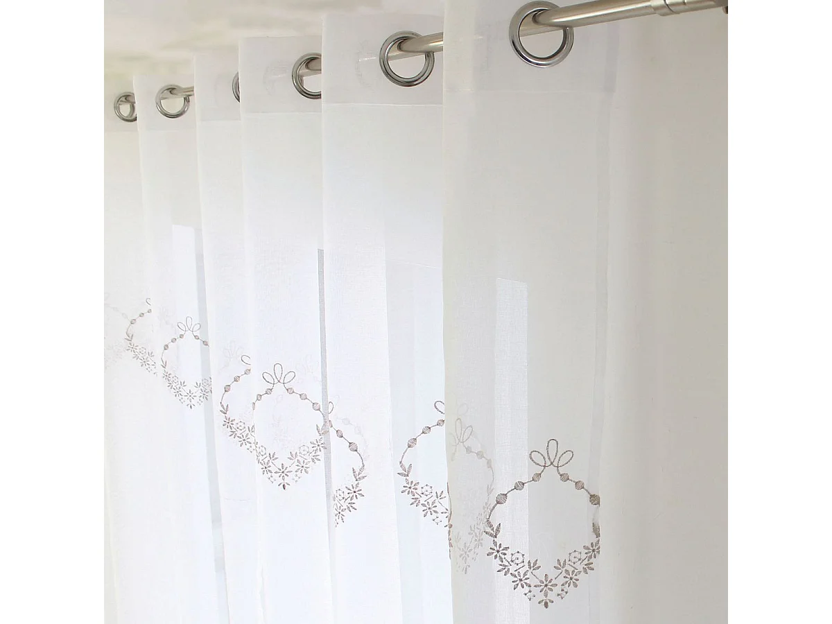 Vorhang verziert mit 3 Stickereien