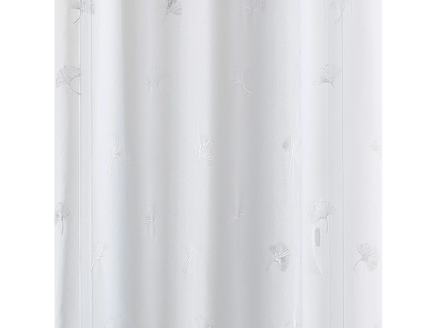 Pañuelo bordado con hojas de gingko