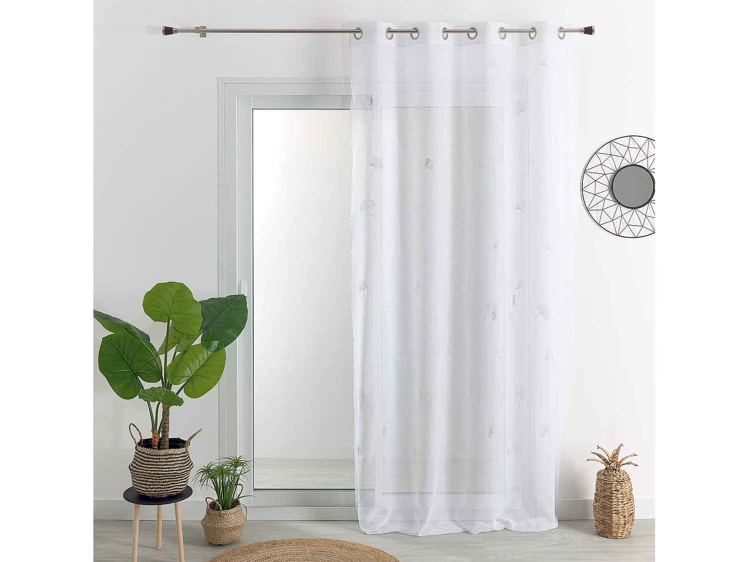 Pañuelo bordado con hojas de gingko