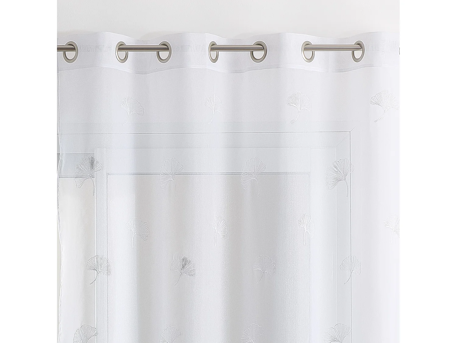 Pañuelo bordado con hojas de gingko