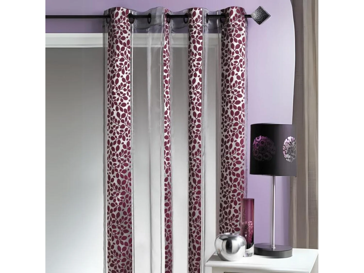 Organzavorhang mit einem Jacquard Blumenmotiv