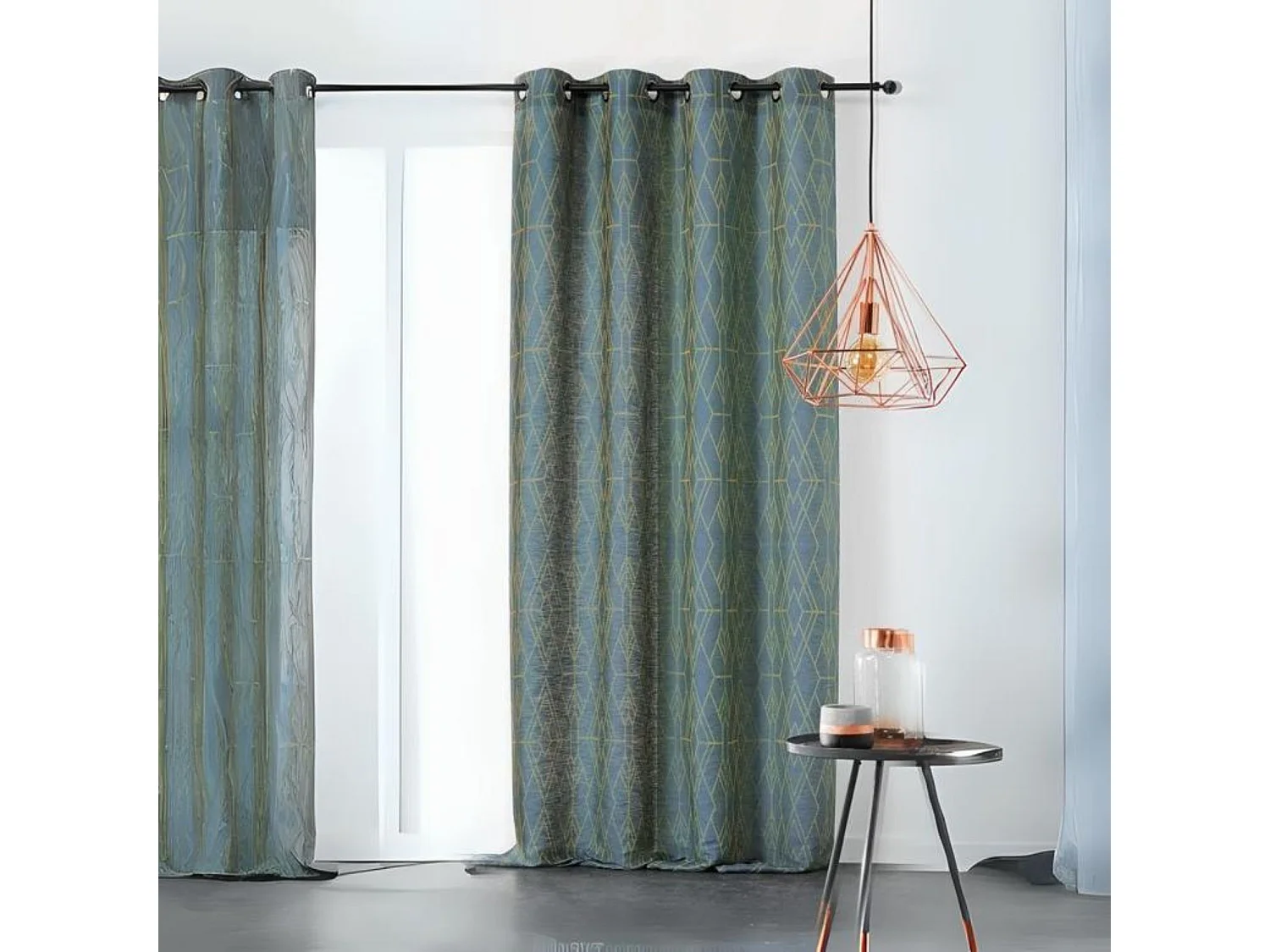 Voilage à tendance géométrique