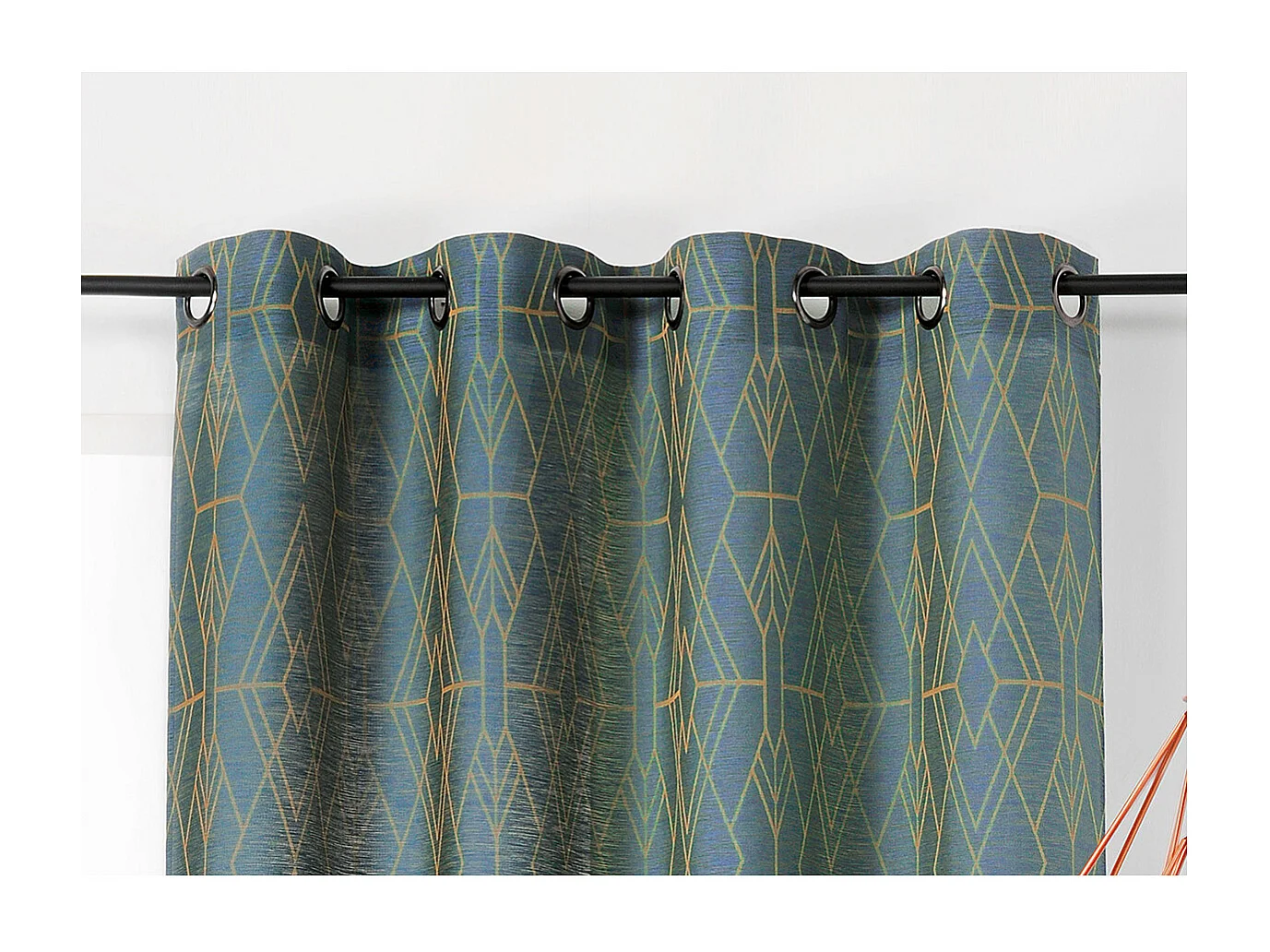 Gardine mit geometrischen Mustern