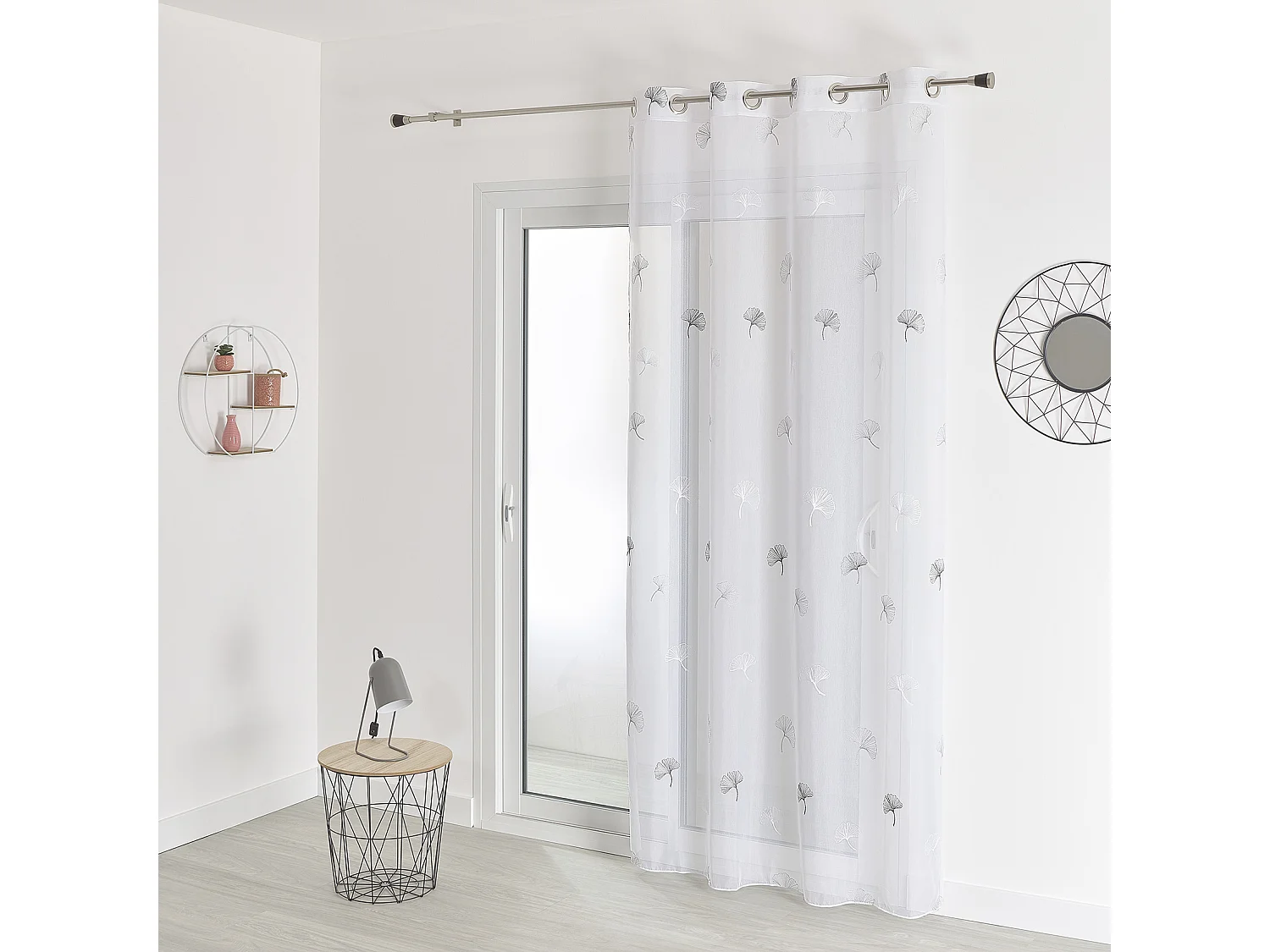 Pañuelo bordado con hojas de gingko