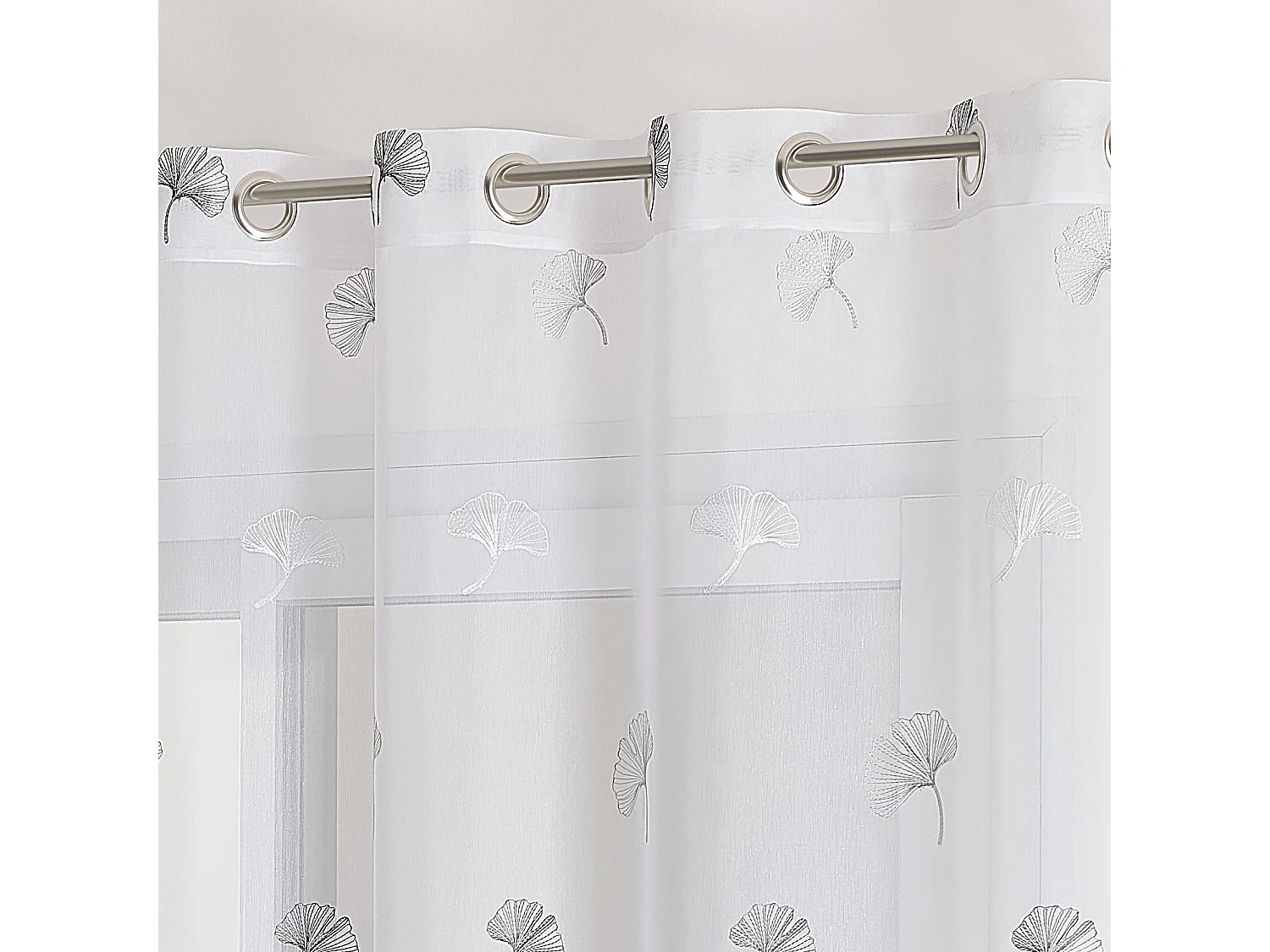 Pañuelo bordado con hojas de gingko