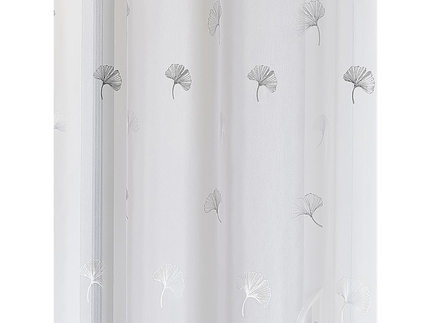 Pañuelo bordado con hojas de gingko