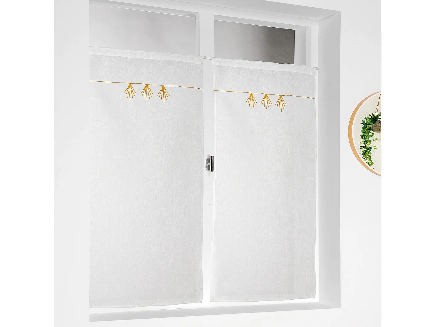 Pareja de cortinas pequeñas con estilo geométrico