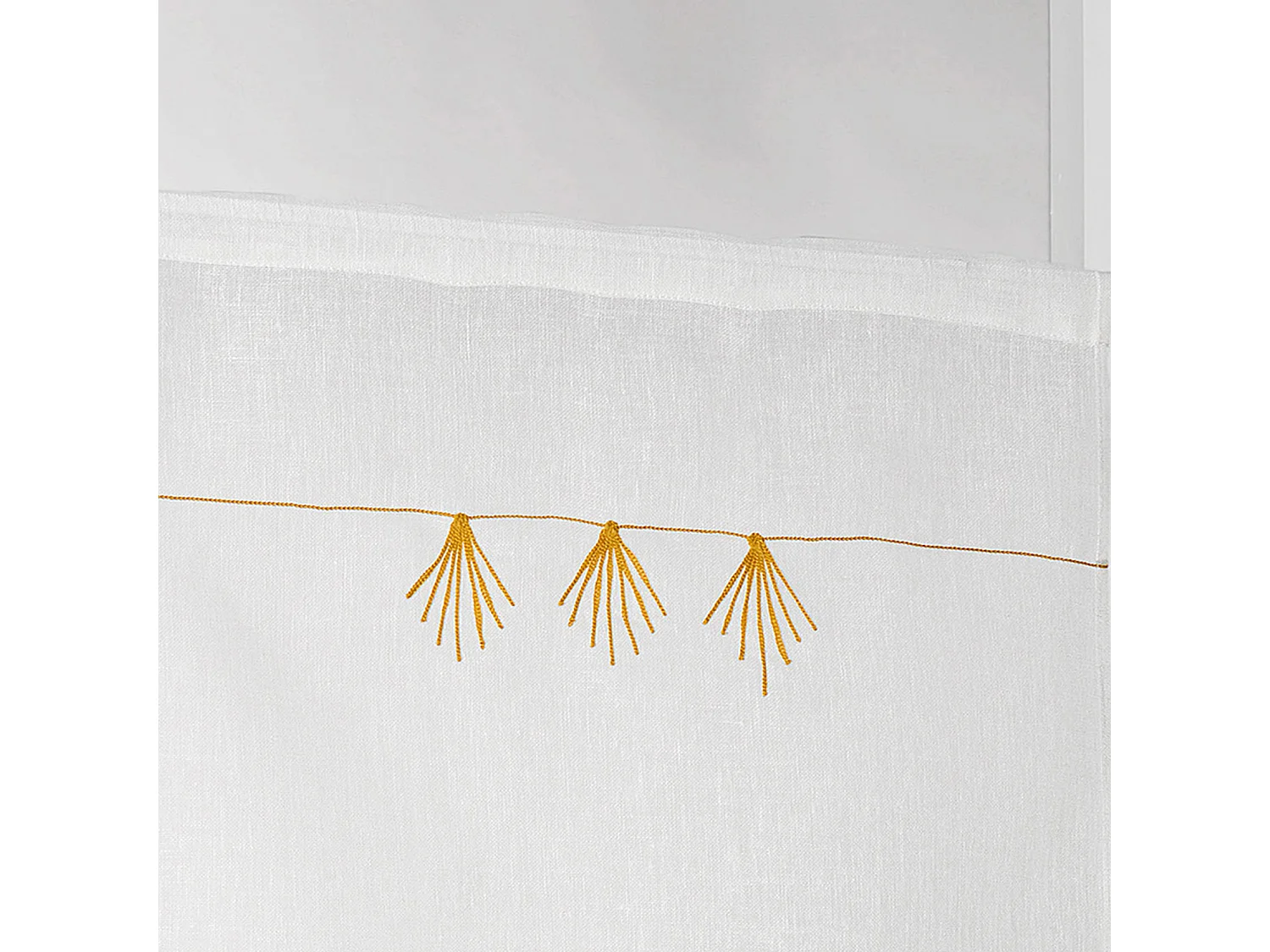 Pareja de cortinas pequeñas con estilo geométrico