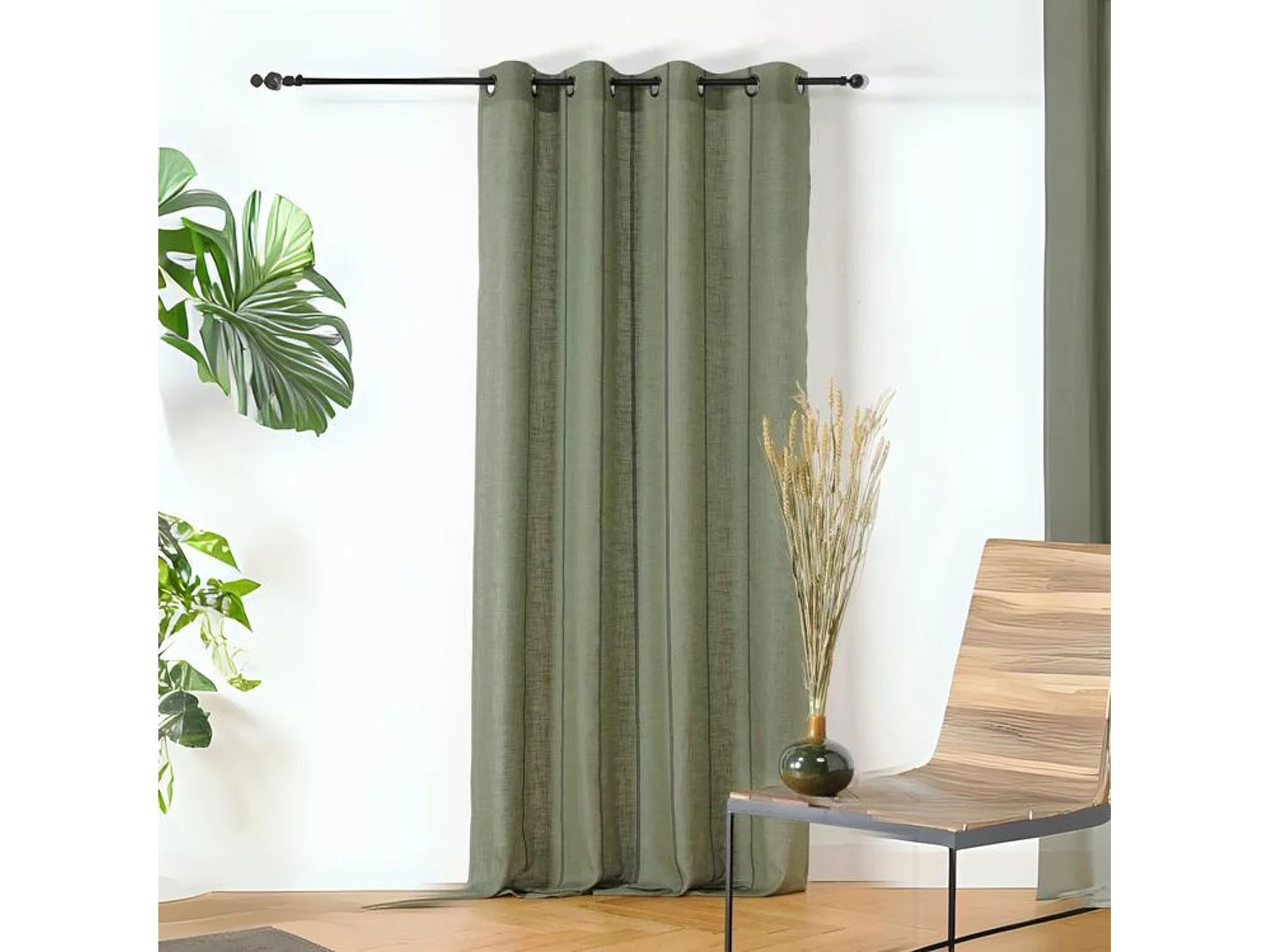 Vorhang mit feinen schwarzen Streifen