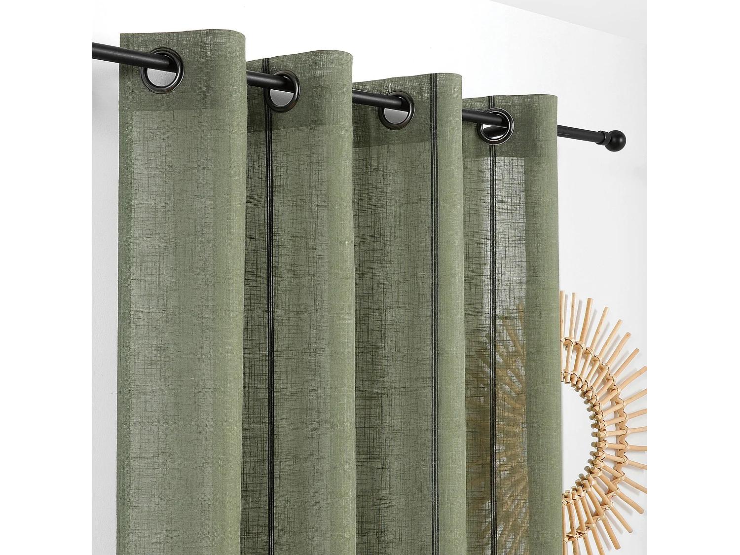 Vorhang mit feinen schwarzen Streifen