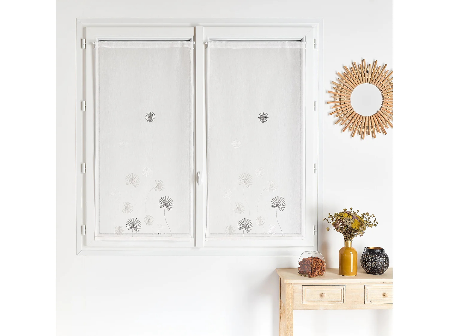 Par de visillos en estameña bordada tono sobre tono