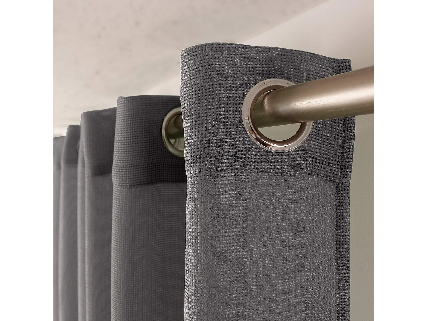 Einfacher Vorhang mit Lochmuster und Ösen