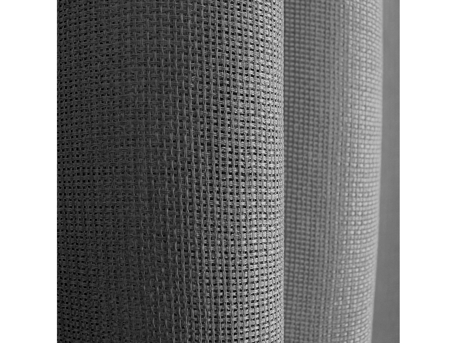 Einfacher Vorhang mit Lochmuster und Ösen