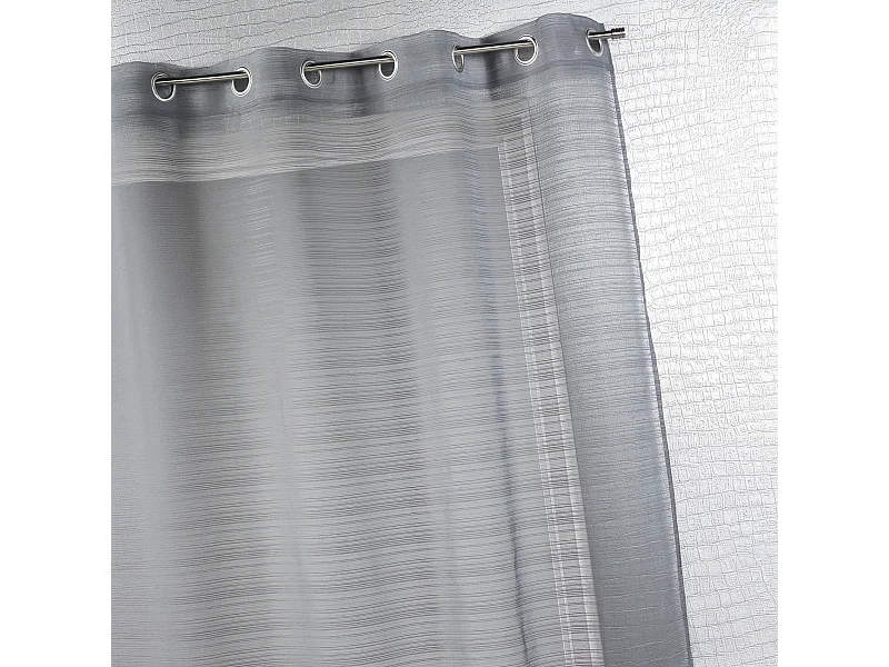 Fertigvorhang mit feinen Querstreifen