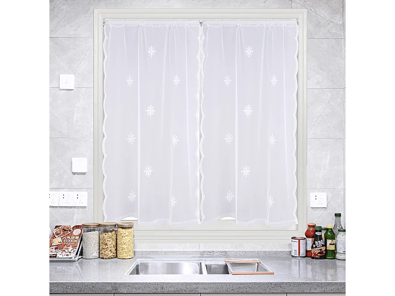 Par de cortinas blancas con motivo de copos de nieve