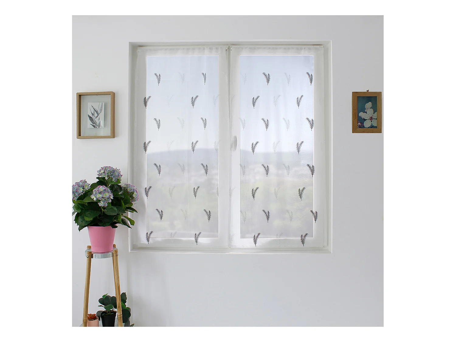 Paire de petits voilages aux broderies bicolores