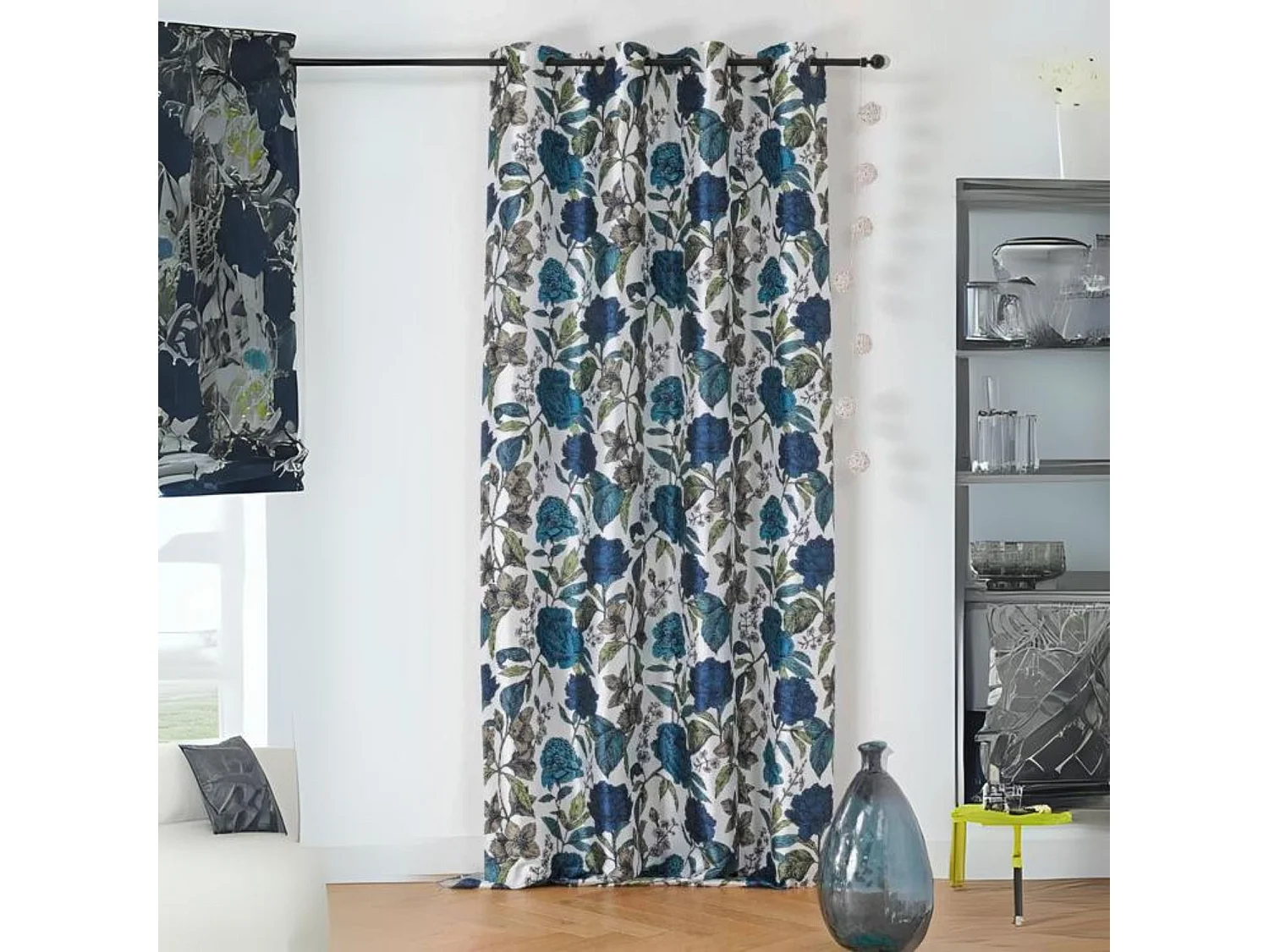 Voilage opaque et fleuri