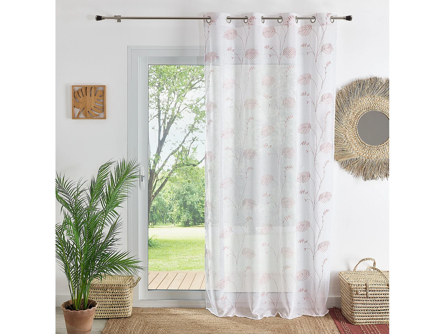 Ösenvorhang mit gestickten Blättern