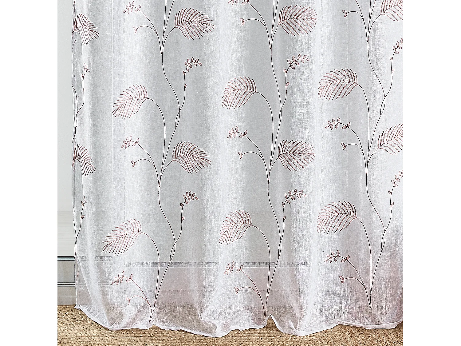 Ösenvorhang mit gestickten Blättern