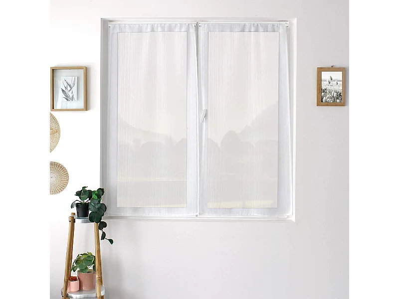 Par de pequeños vitrales con banda tejida