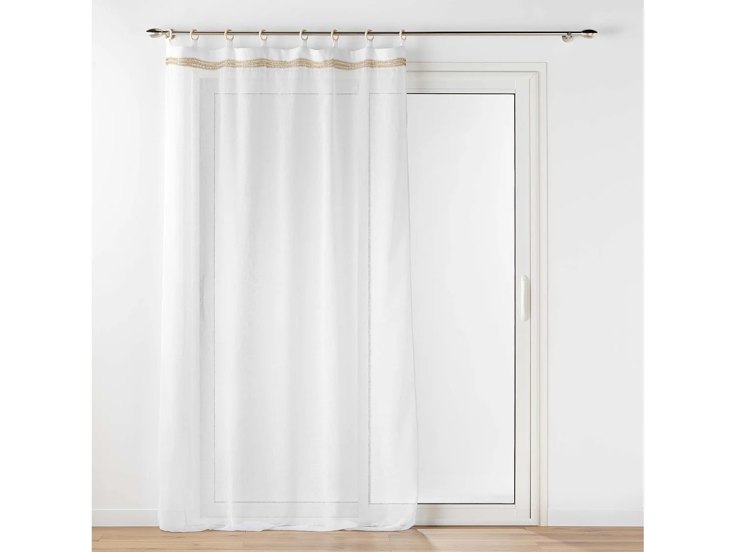 Vorhänge mit Holzösen