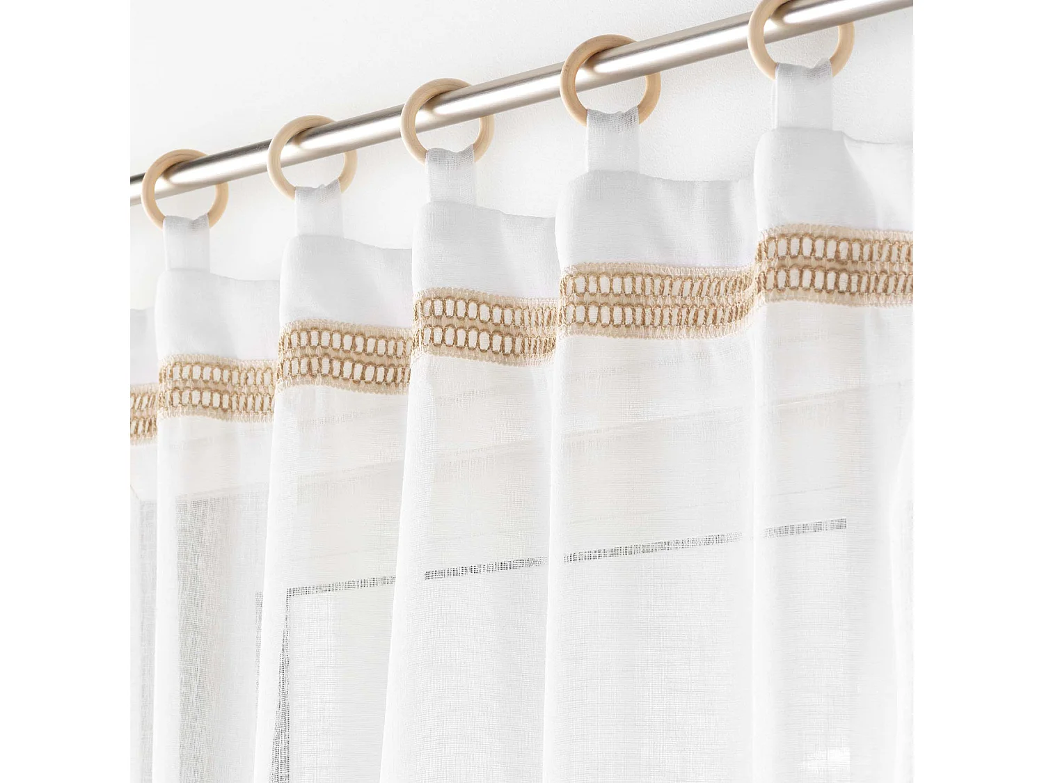Vorhänge mit Holzösen