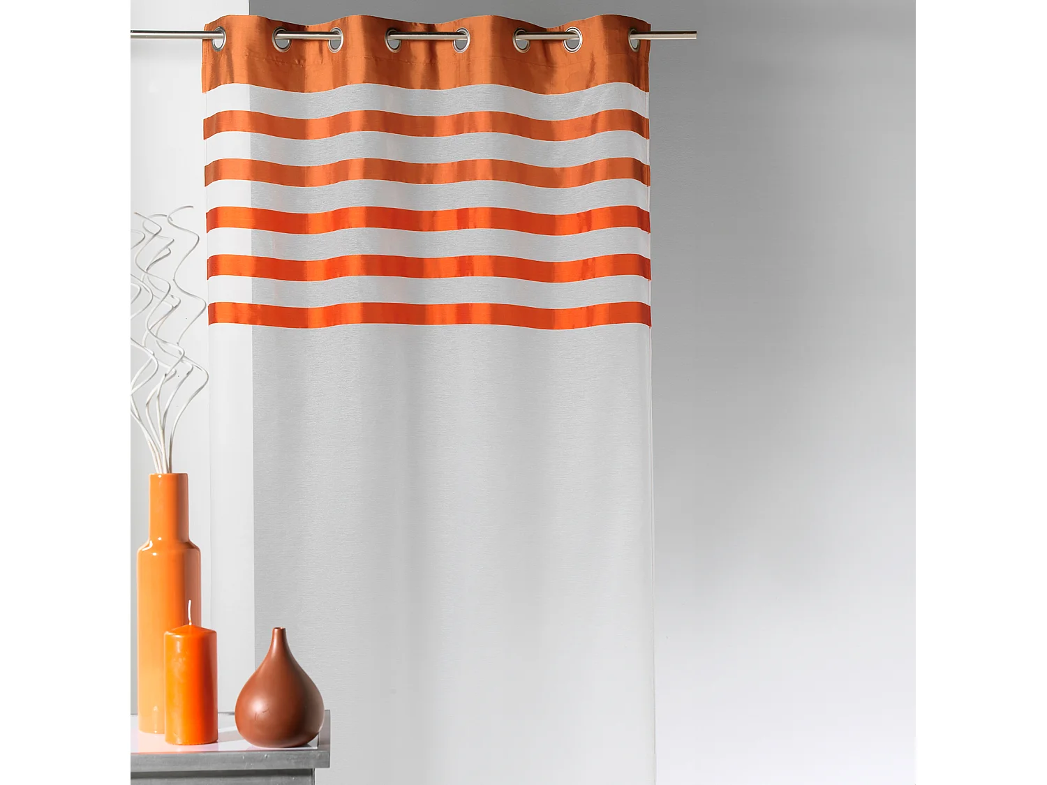 Voilage avec parement à rayures satinées et colorées