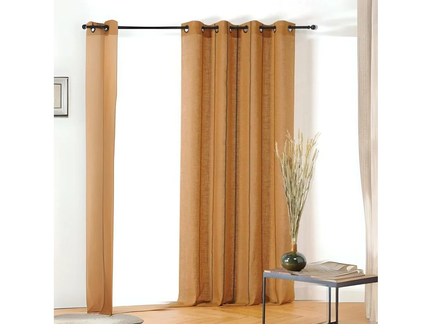 Voilage aux fines rayures noires