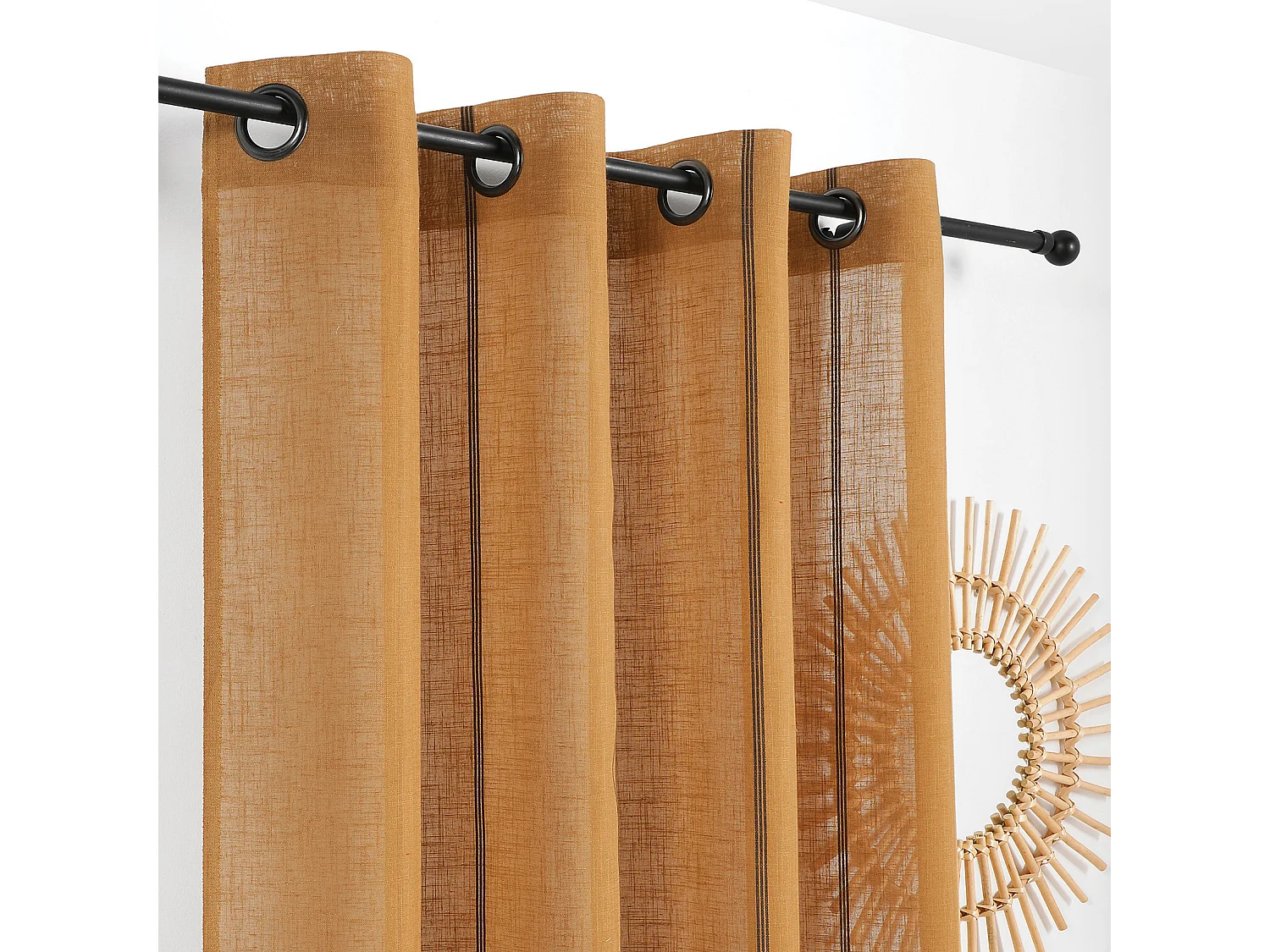 Voilage aux fines rayures noires