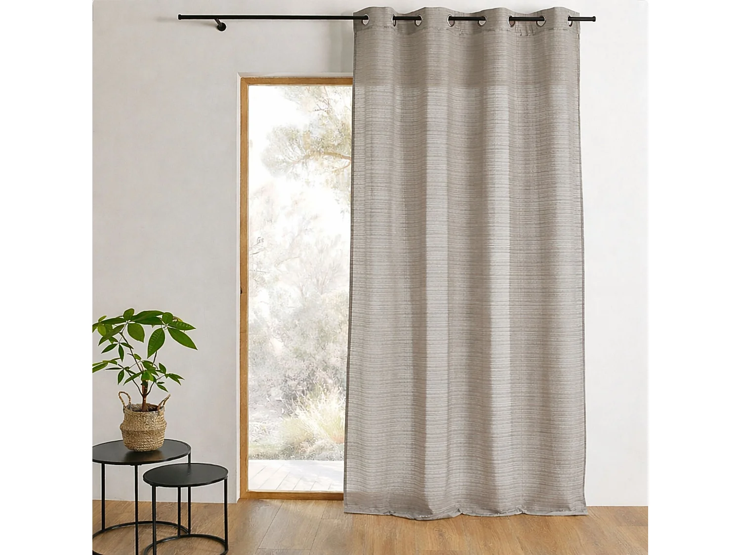 Fertigvorhang mit feinen Querstreifen