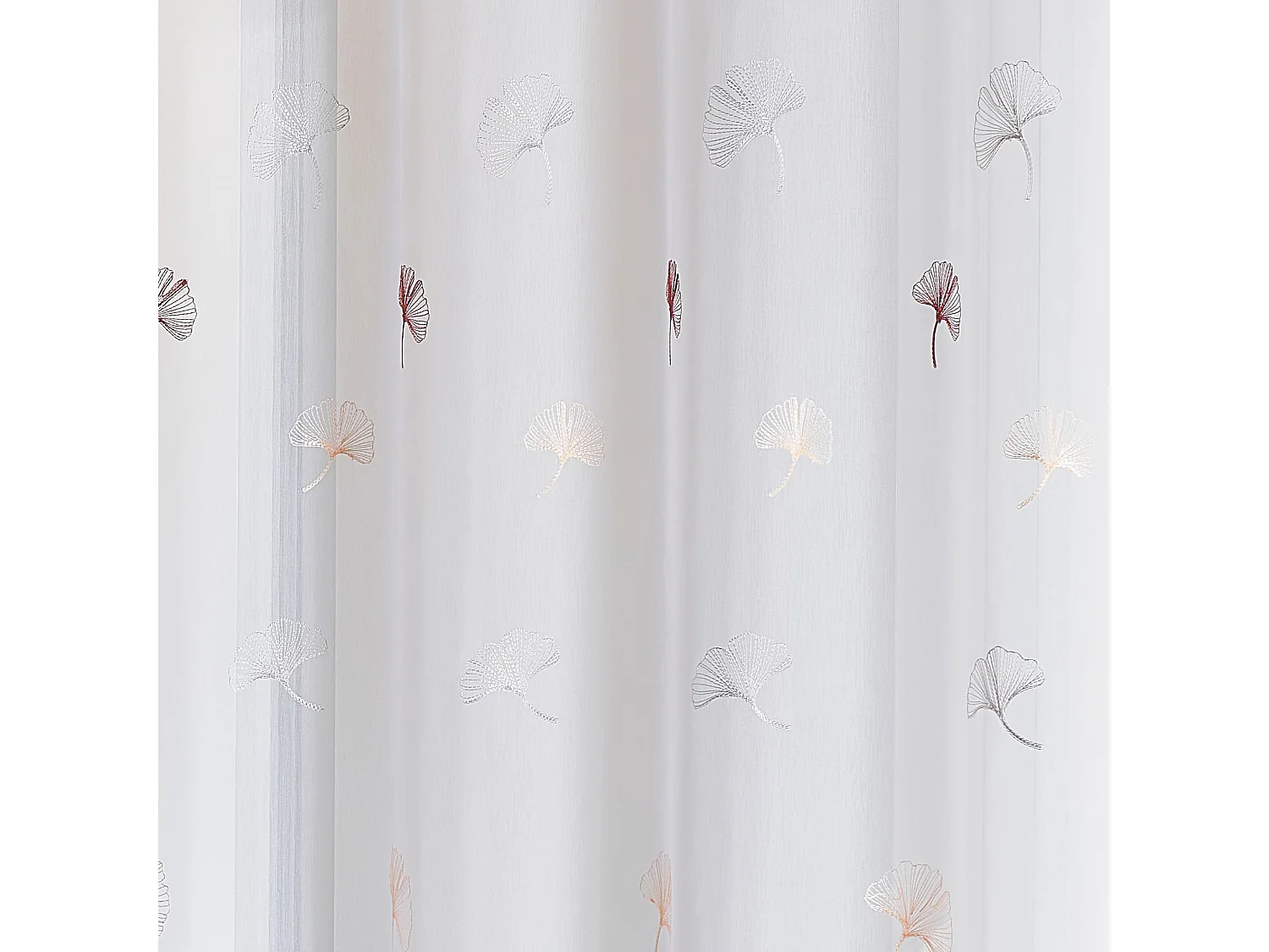 Pañuelo bordado con hojas de gingko